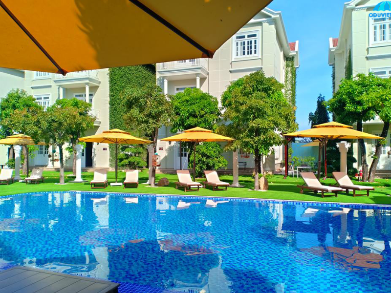 ô dù bể bơi resort